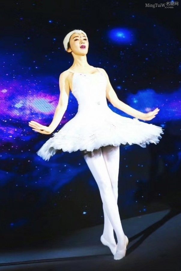 美女老板尹峰跳芭蕾展示优美长腿（第1张/共6张）