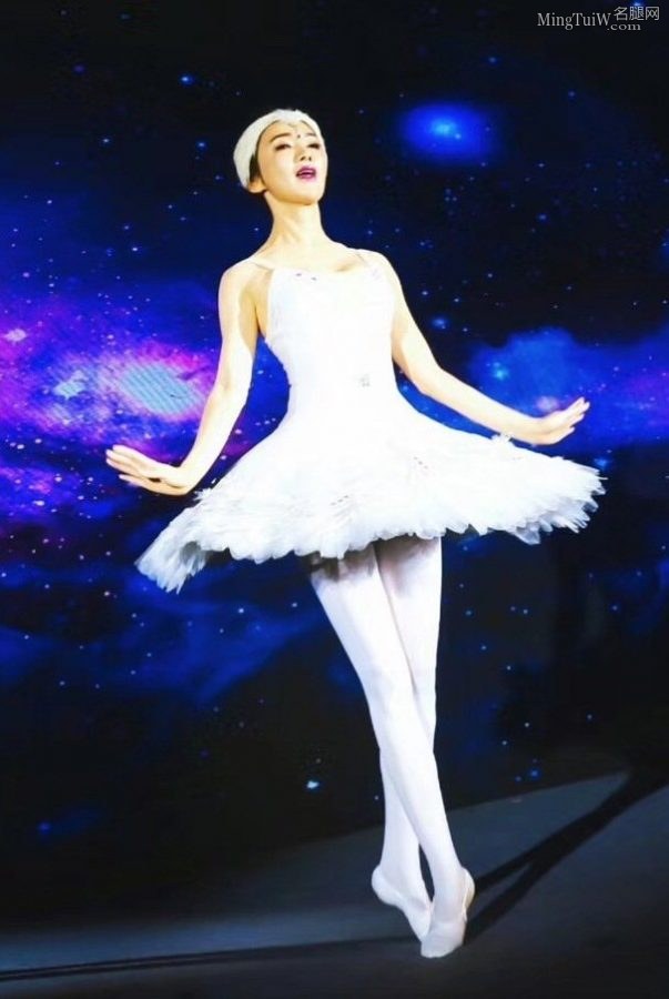 美女老板尹峰跳芭蕾展示优美长腿(1/6)