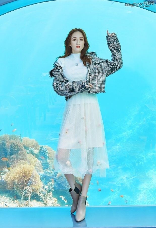 女明星陈乔恩在马尔代夫海天风景里拍摄写真大片(5/18)