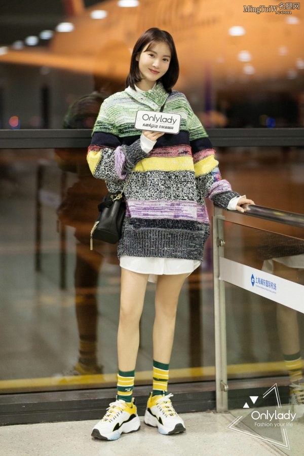 大长腿金晨一身条纹短裙尽显活力俏皮少女感(4/10)