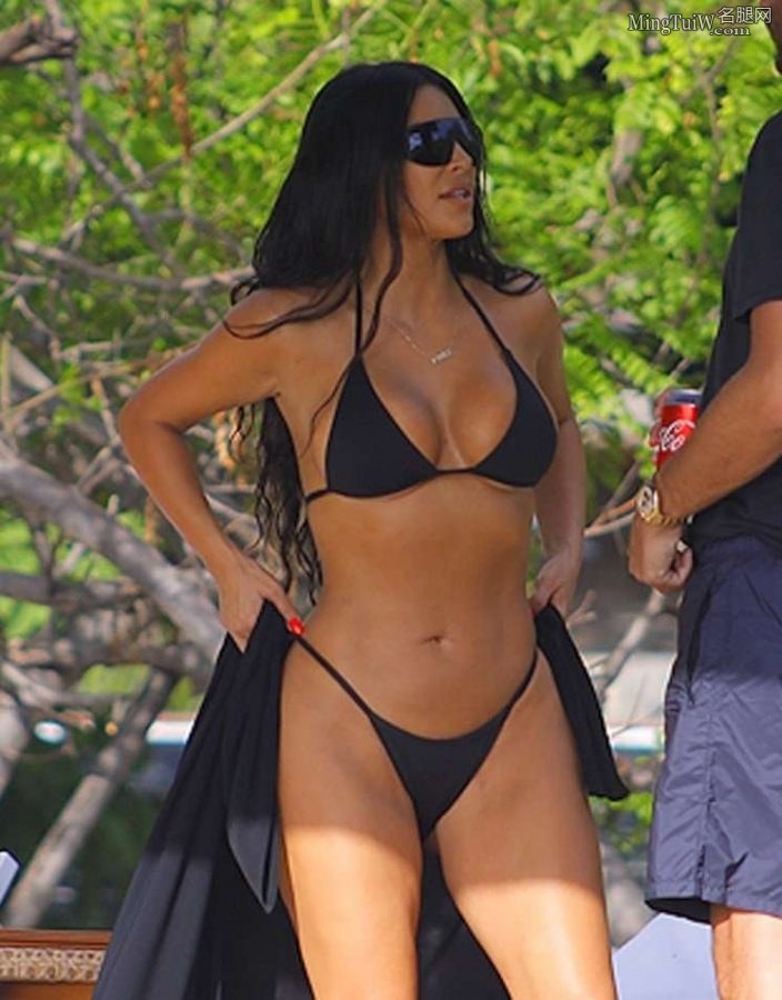Kim Kardashian穿简约泳装被拍 这身材真有点吃不消(15/21)