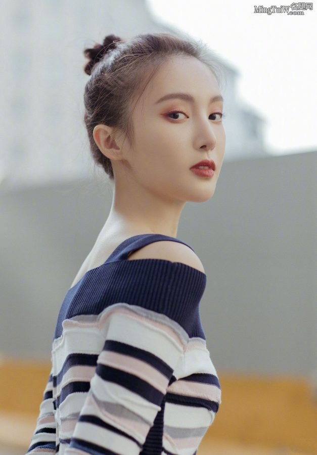 金晨身穿修身连衣裙展露性感腰身 高跟美足加分不少(3/10)