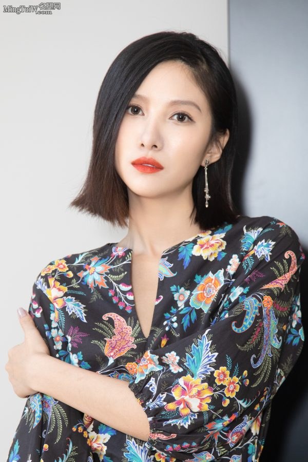 吴优玉足踩性感凉高跟 一身碎花长裙仙气十足(5/9)