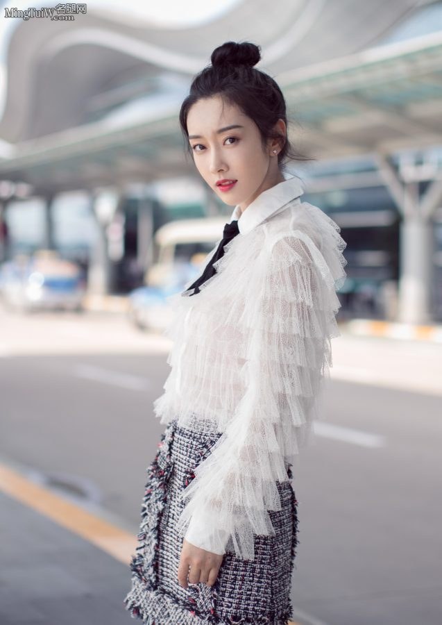 梳了丸子头的宣璐在机场打车前还要拍一顿美照(4/8)