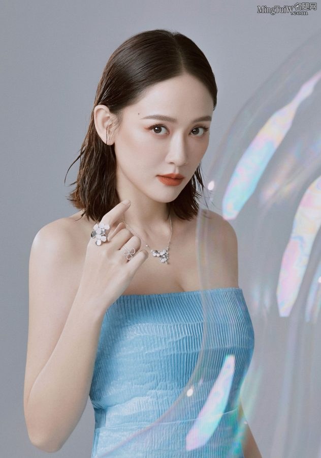 陈乔恩美腿穿上了厚的黑色袜子(3/3)