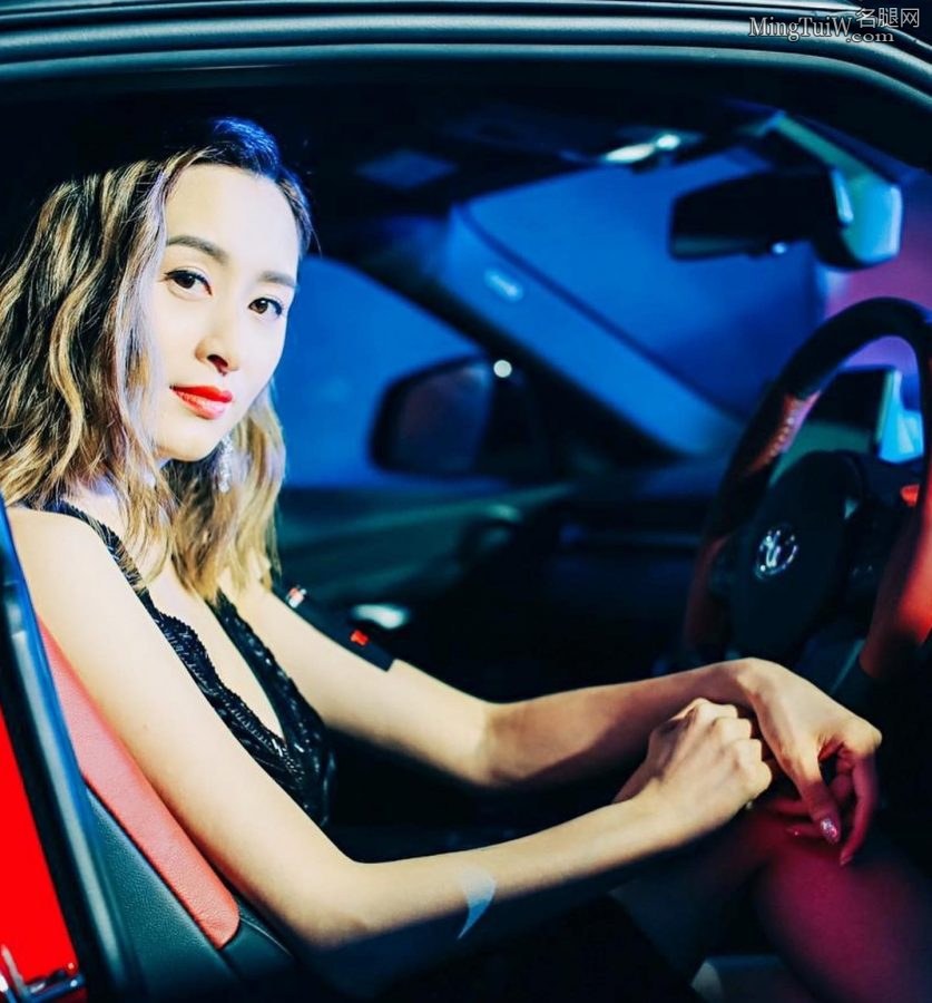 女明星沈卓盈穿开叉礼服给跑车当车模(3/3)