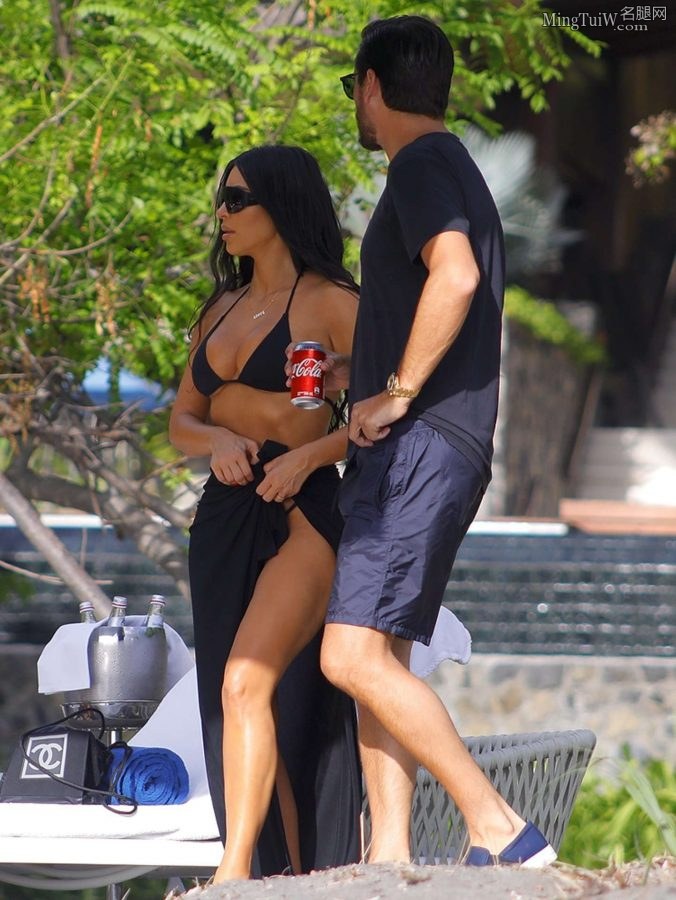 Kim Kardashian穿简约泳装被拍 这身材真有点吃不消(16/21)