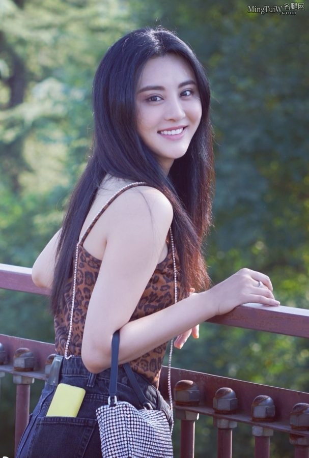 甘露穿豹纹背心牛仔热裤露出匀称美腿外出(2/4)