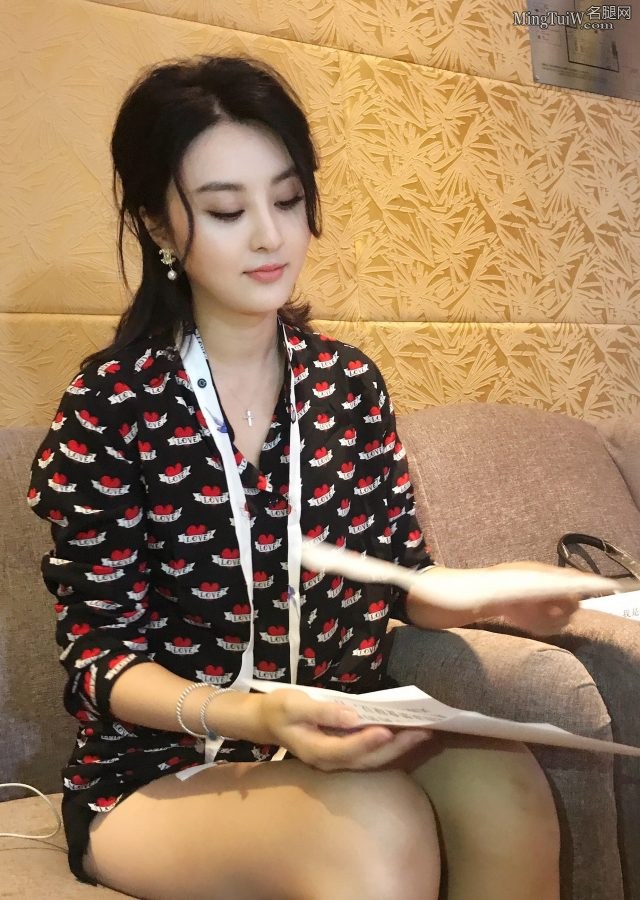 甘露坐在沙发里的大白腿可惜一露了一部分(3/5)