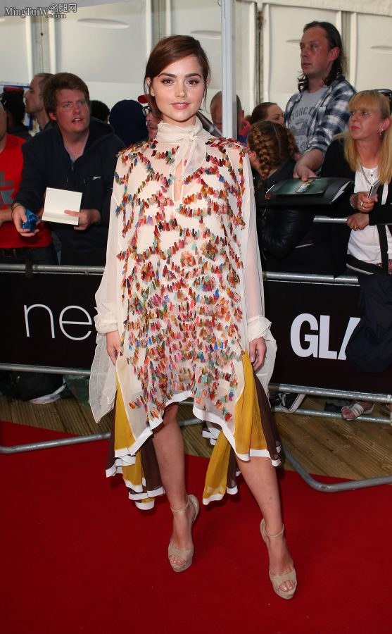 英国女演员珍娜-路易斯·科尔曼踩高跟鞋走红毯（第10张/共10张）