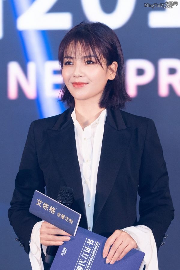 美女涛西装长裤踩高跟 白皙的脚背吸引人(4/4)
