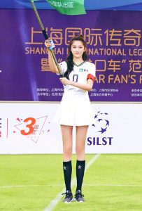 关晓彤这双长腿踢起足球来一定十分好看