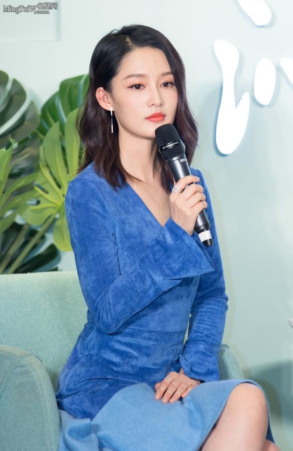 李沁吸睛凉鞋高跟玉足长腿欢乐外拍(6/8)