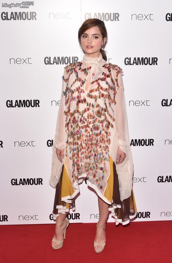 British actress Jenna-Louise Coleman walks the red carpet in high heels(7/10)