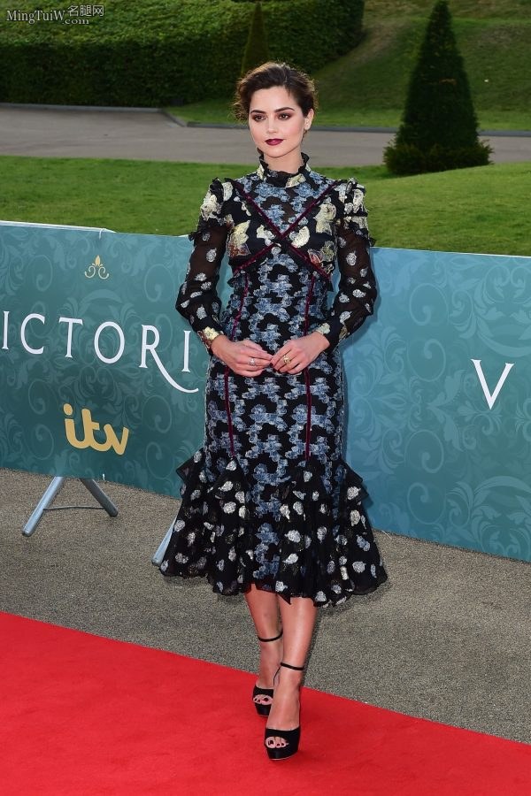 British TV drama actress born in the 1980s, Jenna Coleman's feet are so high(5/9)