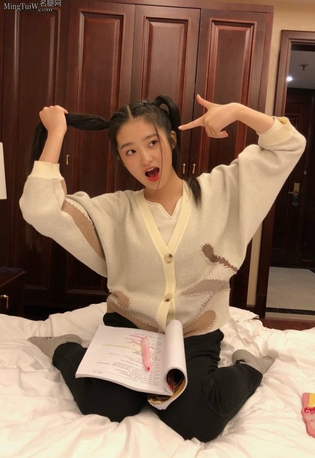 可爱的小美女柴蔚穿着棉袜的小脚(2/6)