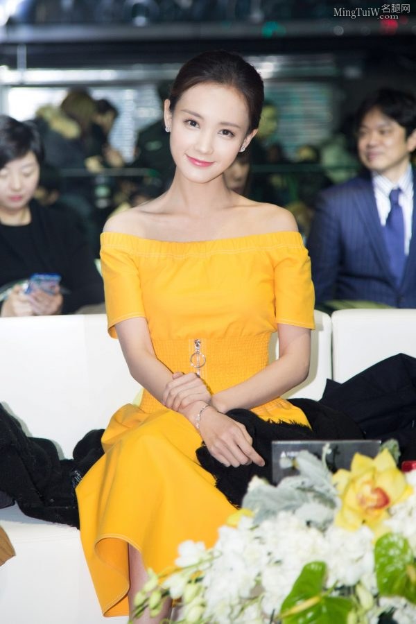 美丽的桐姑娘身着长裙踩细高跟凉鞋领奖(4/5)