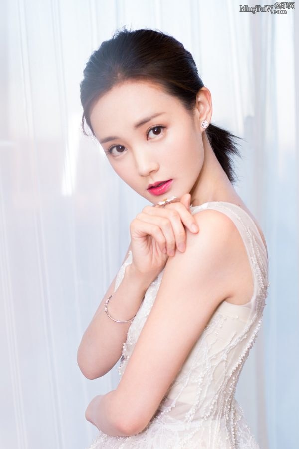 李一桐白色尖头高跟换上了蓝色凉鞋(2/6)
