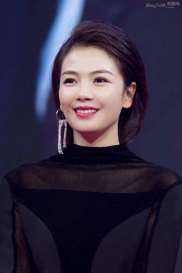 气质女星刘涛凉鞋露脚 短发造型性感帅气(9/11)