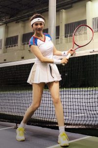 美女CEO尹峰打网球时的美丽玉腿