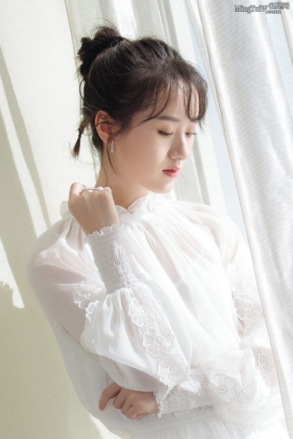 优雅的90后女明星袁冰妍玉腿美足踩凉高跟(4/13)