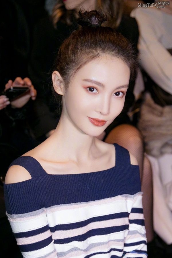 金晨身穿修身连衣裙展露性感腰身 高跟美足加分不少(8/10)