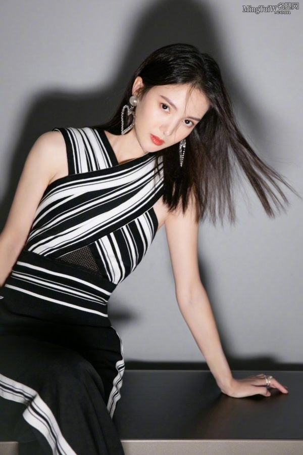 Jin Chenxiu's high-heeled feet are a handsome and elegant lady this time(2/2)
