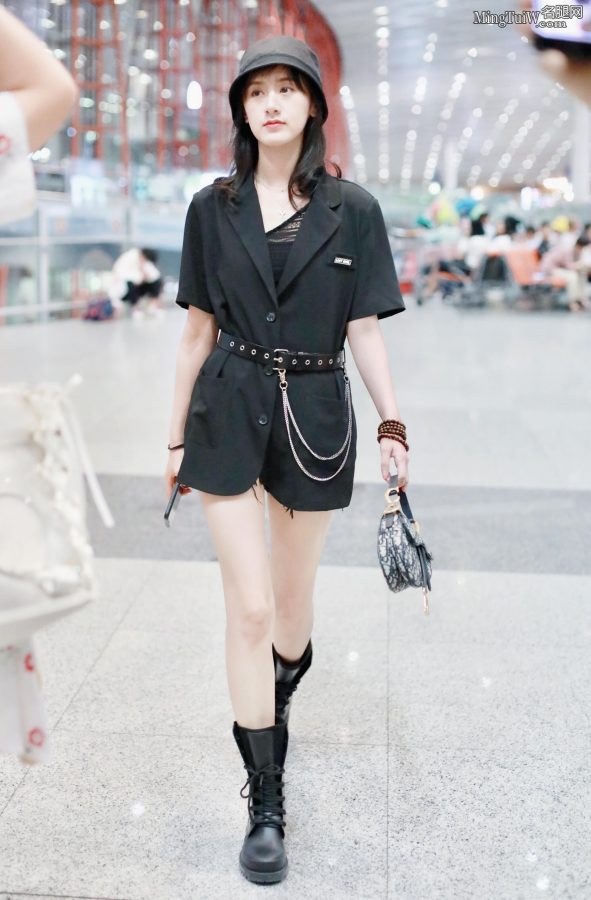 又甜又酷的小姐姐袁冰妍美腿皮靴自信亮相机场(4/8)