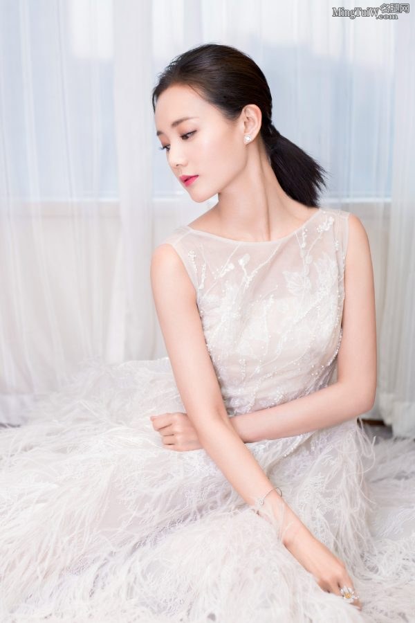 李一桐白色尖头高跟换上了蓝色凉鞋(4/6)