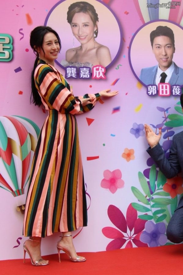 龚嘉欣的玉脚穿上了性感的细跟凉鞋(1/4)
