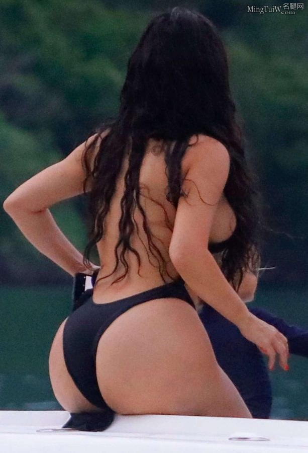 Kim Kardashian穿简约泳装被拍 这身材真有点吃不消（第4张/共21张）