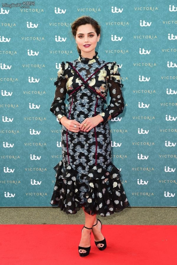 British TV drama actress born in the 1980s, Jenna Coleman's feet are so high(1/9)