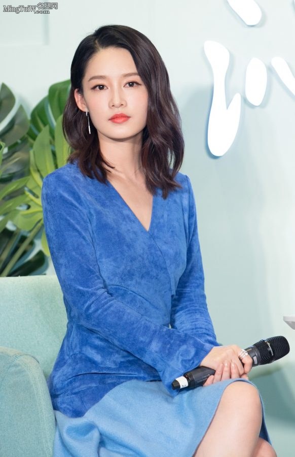 李沁吸睛凉鞋高跟玉足长腿欢乐外拍(7/8)