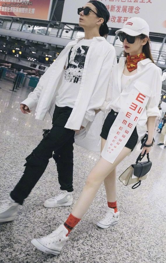 戚薇机场自信秀腿 身上挂了张视力表是什么情况(5/6)