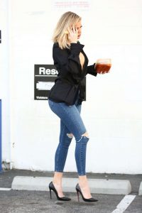 Khloe Kardashian身穿超紧牛仔裤脚踩恨天细高跟真难为她了