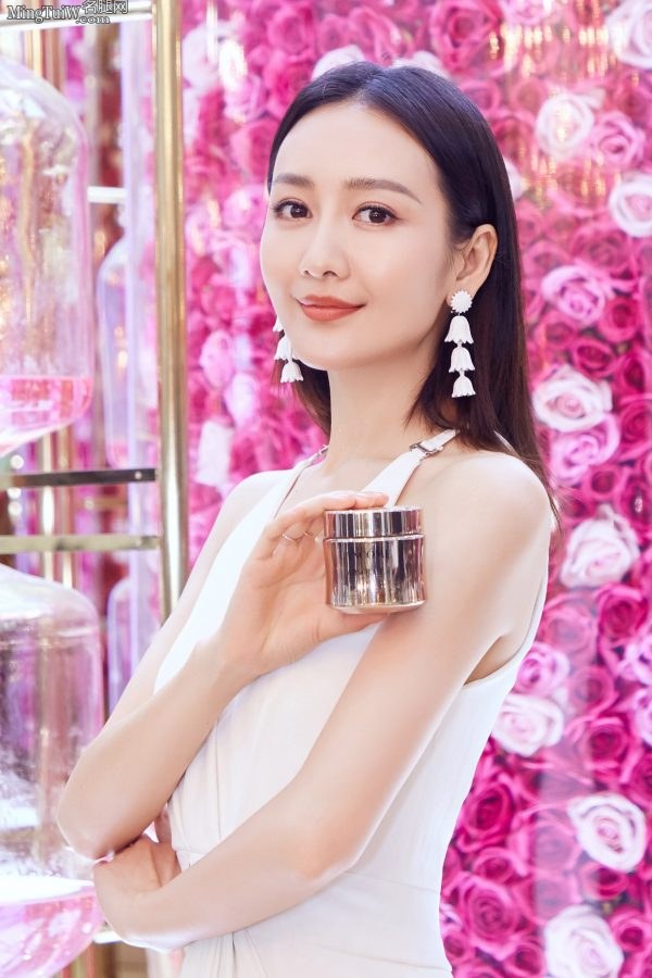 纯白美好的可人儿王鸥身着深V白裙脚踩细高跟鞋(12/15)