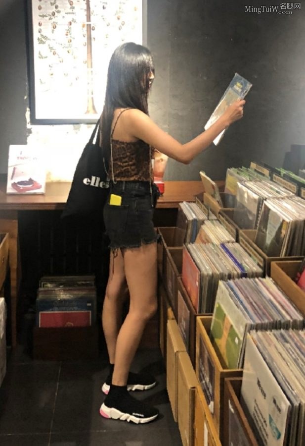 甘露穿豹纹背心牛仔热裤露出匀称美腿外出(4/4)