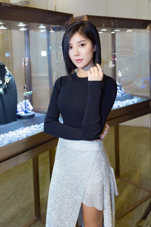 赵奕欢踩性感蓝色凉高跟鞋 美腿玉足超赞(2/4)
