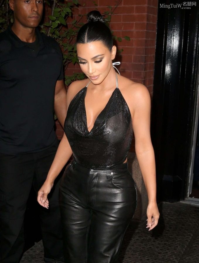 Kim Kardashian皮衣皮裤外出 这双大胯真宽(8/12)