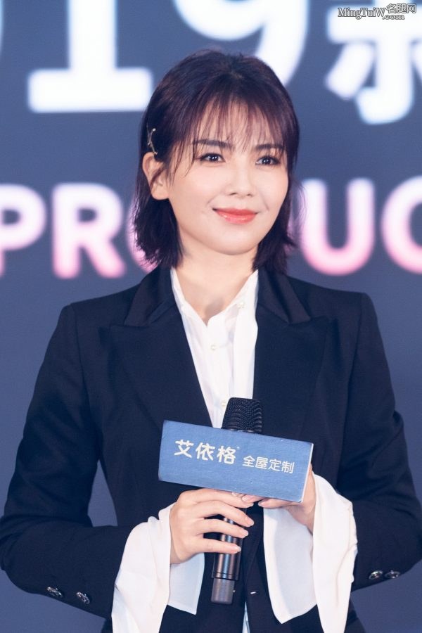 美女涛西装长裤踩高跟 白皙的脚背吸引人(2/4)