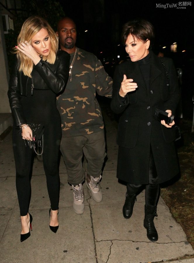Khloe Kardashian和她妈妈Kris Jenner外出 这身材有喜欢的吗?(9/9)