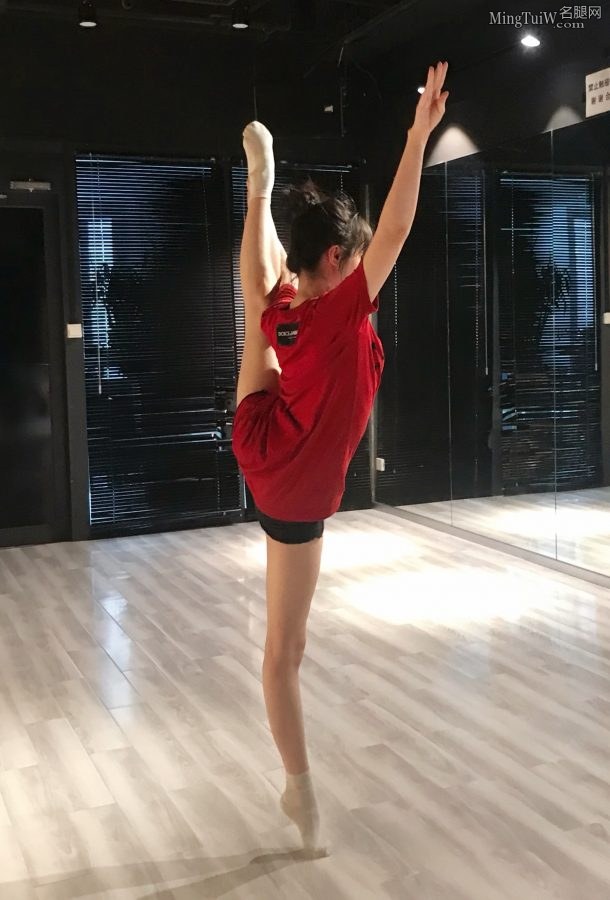 袁冰妍脚穿短棉袜练习劈叉 高难度姿势解锁(2/3)