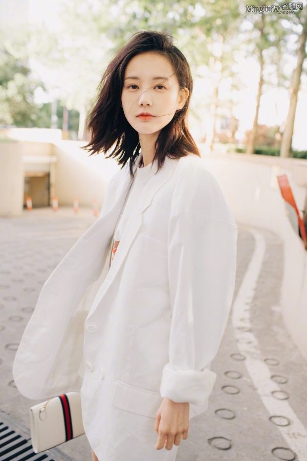 御妹李一桐秀起长腿来是一点不含糊(3/6)