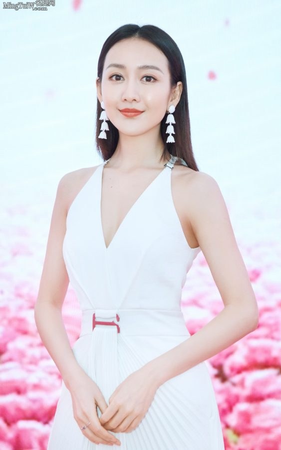 纯白美好的可人儿王鸥身着深V白裙脚踩细高跟鞋(10/15)