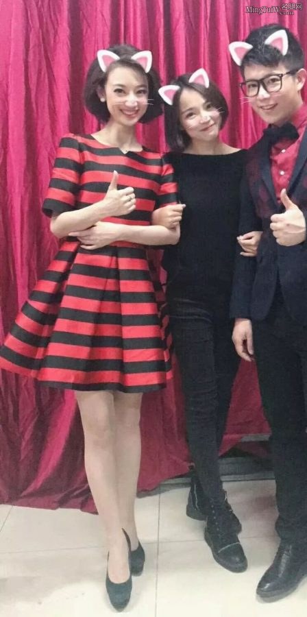Li Yangwei must have been wearing pantyhose again when she took a group photo wearing high heels.(2/2)