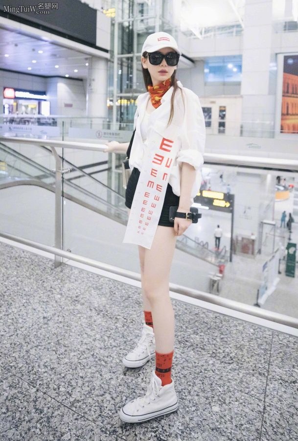 戚薇机场自信秀腿 身上挂了张视力表是什么情况(1/6)