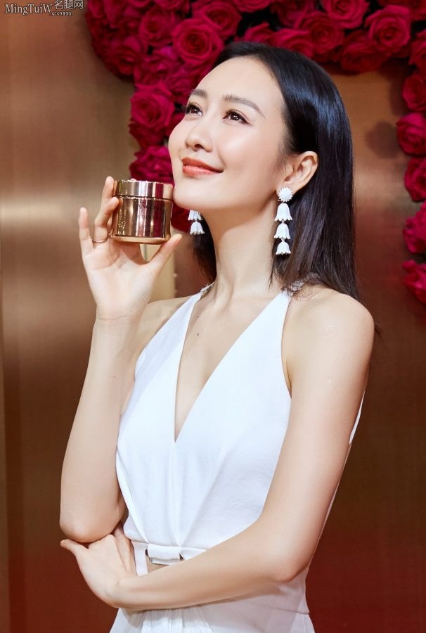 纯白美好的可人儿王鸥身着深V白裙脚踩细高跟鞋(8/15)