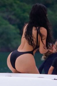 Kim Kardashian穿简约泳装被拍 这身材真有点吃不消