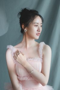 袁冰妍穿粉色层叠纱裙玉脚穿性感高跟
