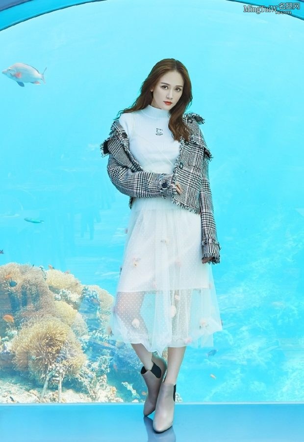 女明星陈乔恩在马尔代夫海天风景里拍摄写真大片(6/18)
